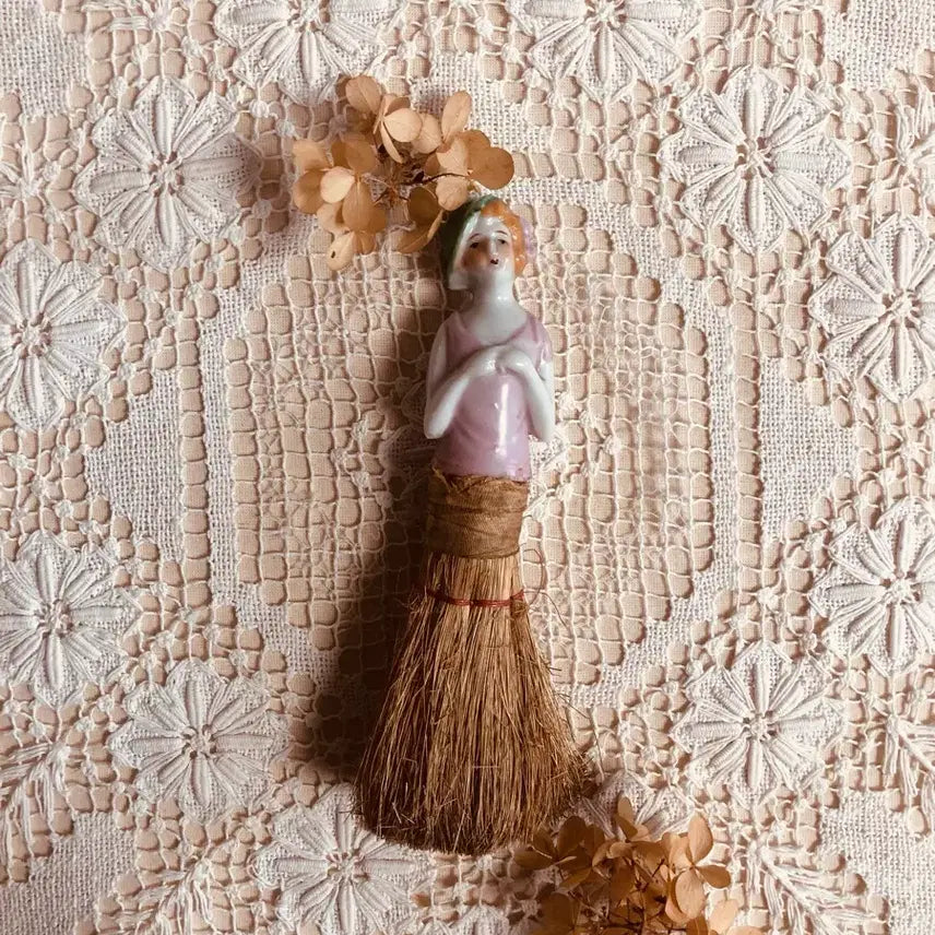 [BUNJANG] Antique Vintage Figurine Mini Broom / 앤틱 빈티지 피겨린 미니 빗자루