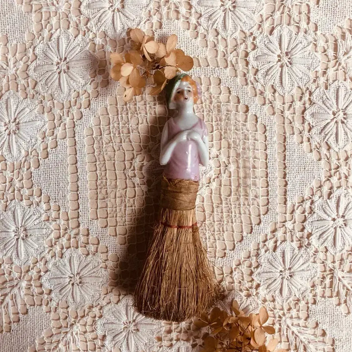 [BUNJANG] Antique Vintage Figurine Mini Broom / 앤틱 빈티지 피겨린 미니 빗자루