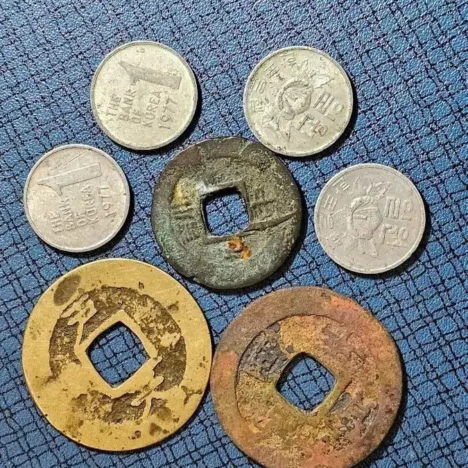 [BUNJANG] Antique Coin Set: Joseon Dynasty Sangpyeong Tongbo &amp; 1977 1 Won Coin / 옛날 동전 세트 (조선시대 상평통보. 1977년 1원 ) 총