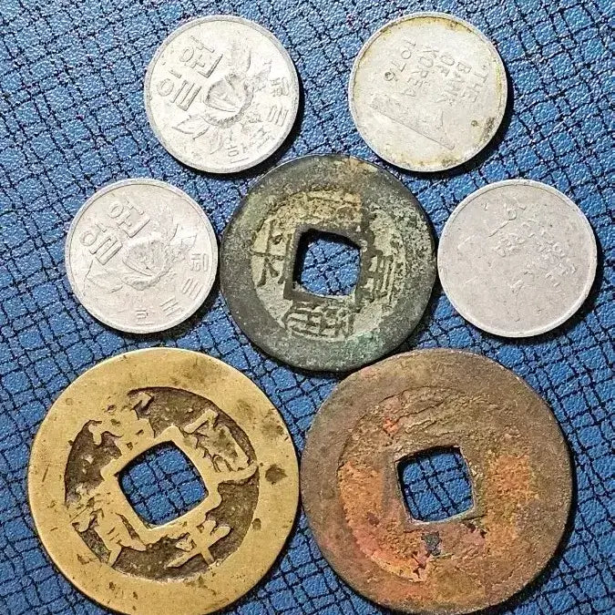 [BUNJANG] Antique Coin Set: Joseon Dynasty Sangpyeong Tongbo &amp; 1977 1 Won Coin / 옛날 동전 세트 (조선시대 상평통보. 1977년 1원 ) 총