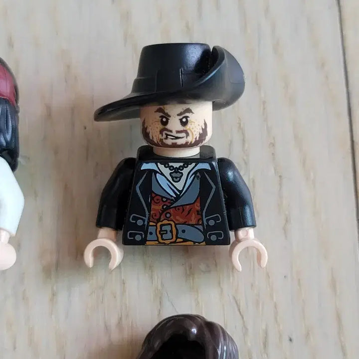 [BUNJANG] LEGO Pirates of the Caribbean Minifigure Parts Bundle / 올드 레고 정품 캐리비안해적 하드라스,노링턴,잭스패로우,바르보사 부품일괄