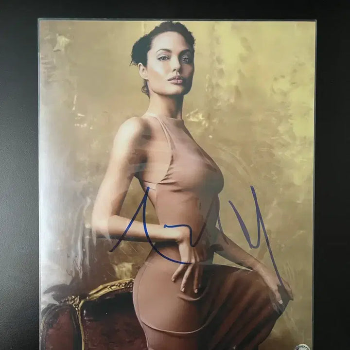 [BUNJANG] Angelina Jolie Autographed Hollywood Actor Poster with COA / 헐리웃 배우 안젤리나 졸리 친필사인COA포함