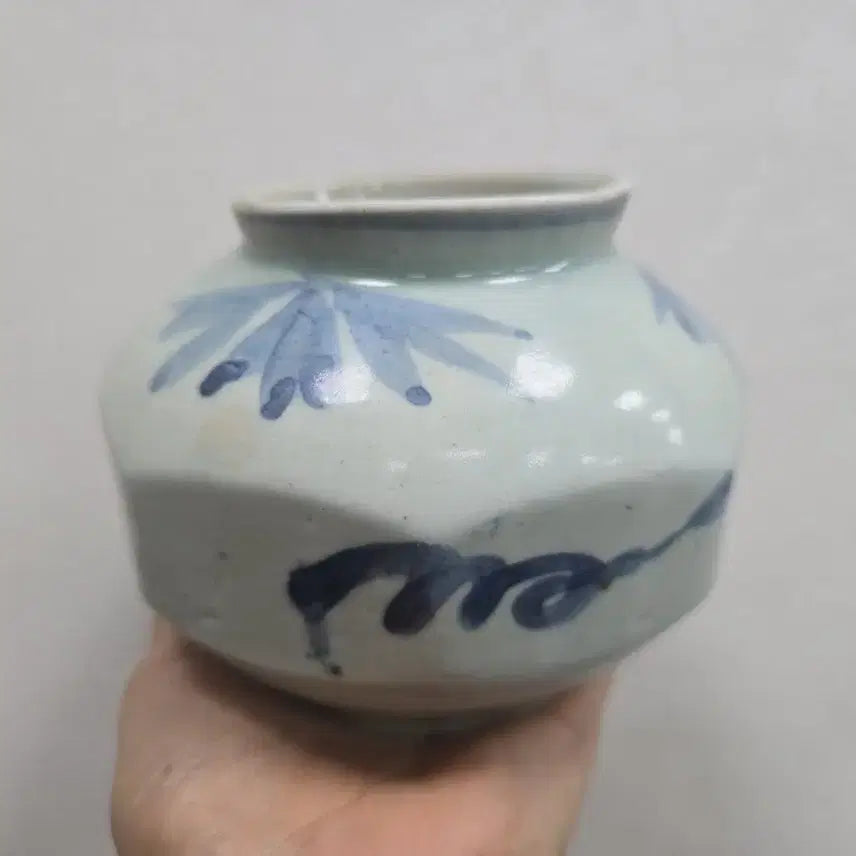 [BUNJANG] Genuine Late Joseon Dynasty Blue-and-White Porcelain Octagonal Vase with Cloisonné Grass Pattern / 진품 조선후기 청화백자 칠보초문 팔각호