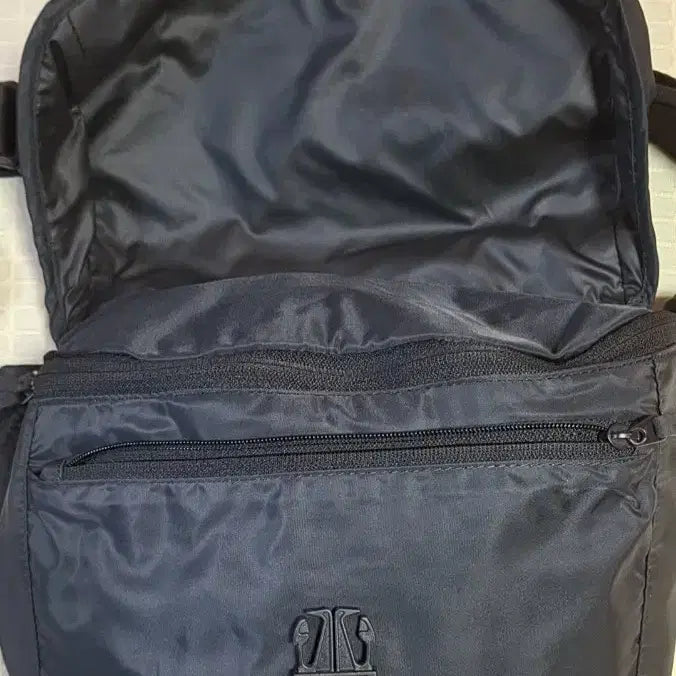 [BUNJANG] Lafuma Crossbody Bag Black / 라푸마 크로스백 블랙