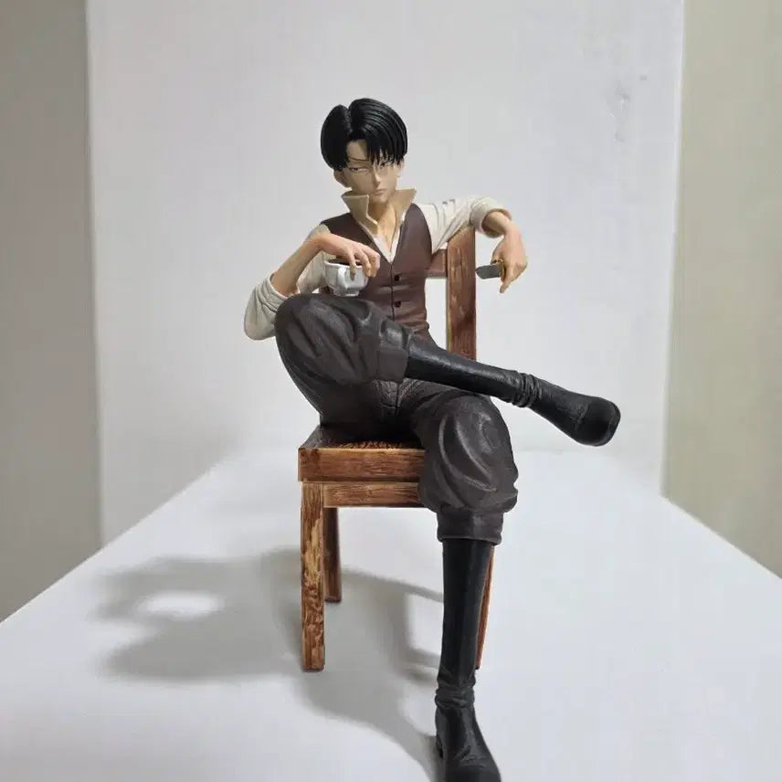 [BUNJANG] Attack on Titan Levi Seated Figure / 진격의 거인 리바이 좌상 피규어