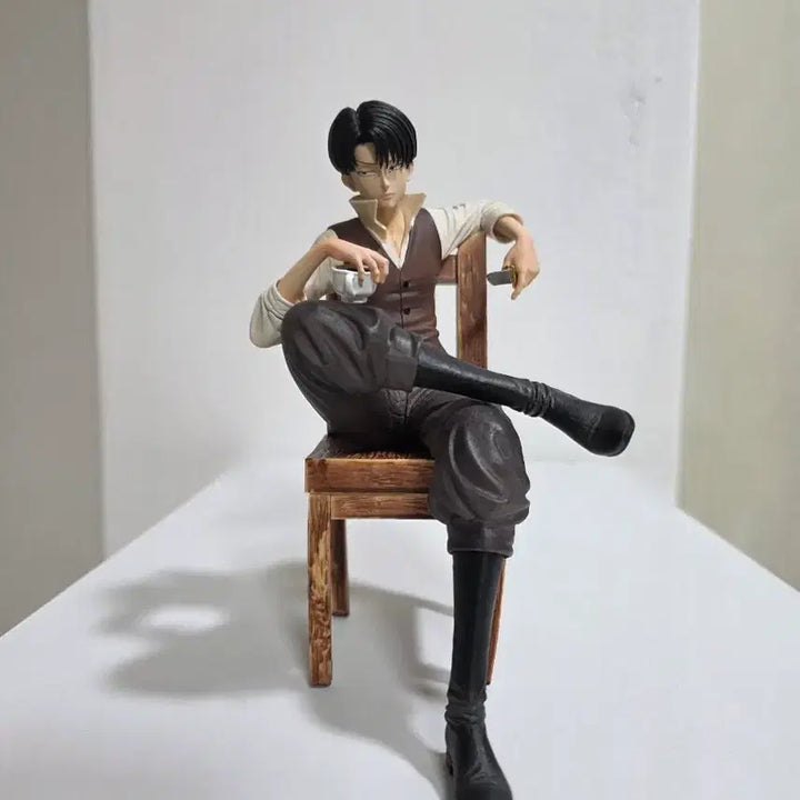 [BUNJANG] Attack on Titan Levi Seated Figure / 진격의 거인 리바이 좌상 피규어
