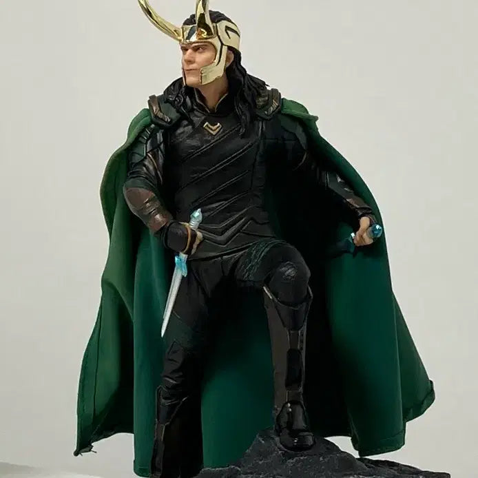 [BUNJANG] Iron Studios Marvel Loki Ragnarok Version Figure / 아이언스튜디오 마블 로키 피규어 판매합니다.