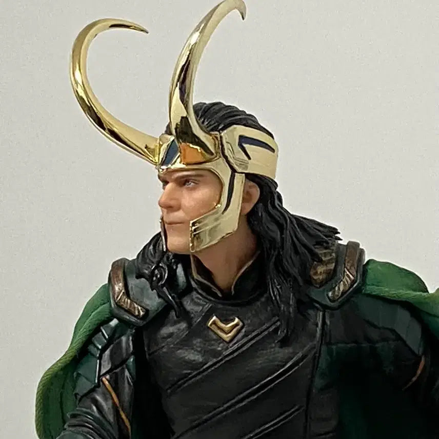 [BUNJANG] Iron Studios Marvel Loki Ragnarok Version Figure / 아이언스튜디오 마블 로키 피규어 판매합니다.