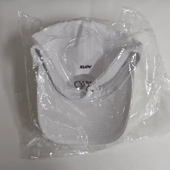 [BUNJANG] X-LOVE Symbol Ball Cap White (Sealed) / 엑스러브 심볼 볼캡 화이트(미개봉) *포카 없음