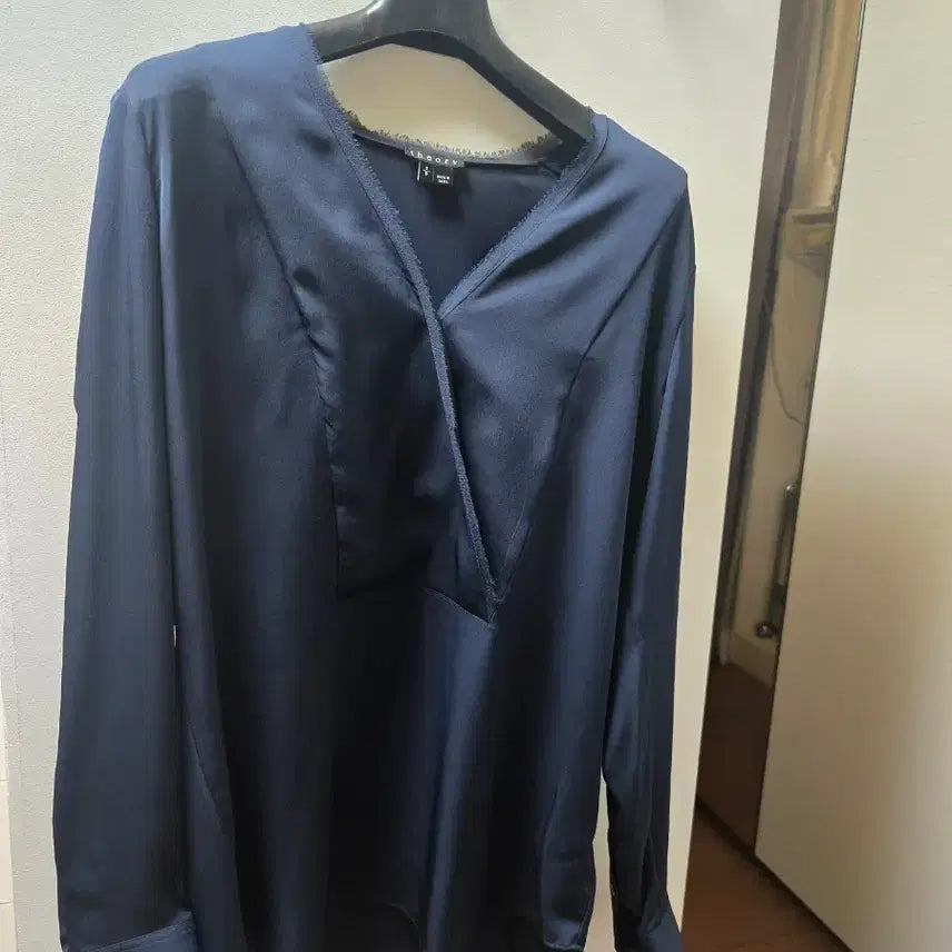 [SOLD OUT] theory 실크 100 블라우스