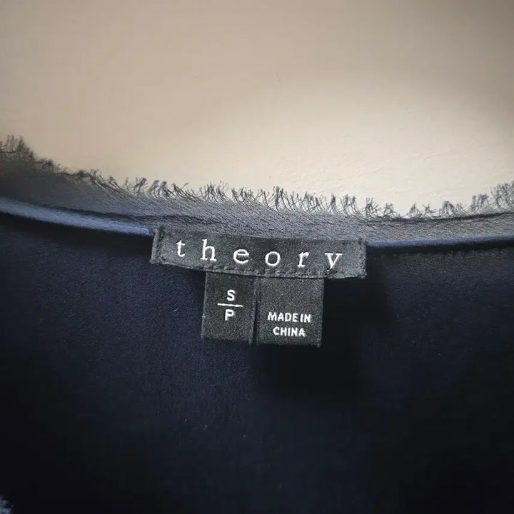 [SOLD OUT] theory 실크 100 블라우스