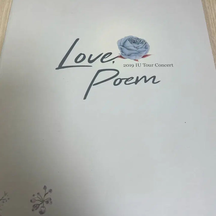 [BUNJANG] IU 2019 Love Poem Concert Pop-up Book / 아이유 2019 러브포엠 콘서트 팝업북 양도 판매