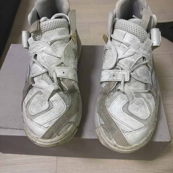 [BUNJANG] VETEMENTS x Reebok Dirty Fury White Sneakers / 베트멍 리복 유전자변형 더티퓨리 화이트