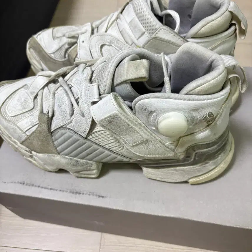 [BUNJANG] VETEMENTS x Reebok Dirty Fury White Sneakers / 베트멍 리복 유전자변형 더티퓨리 화이트
