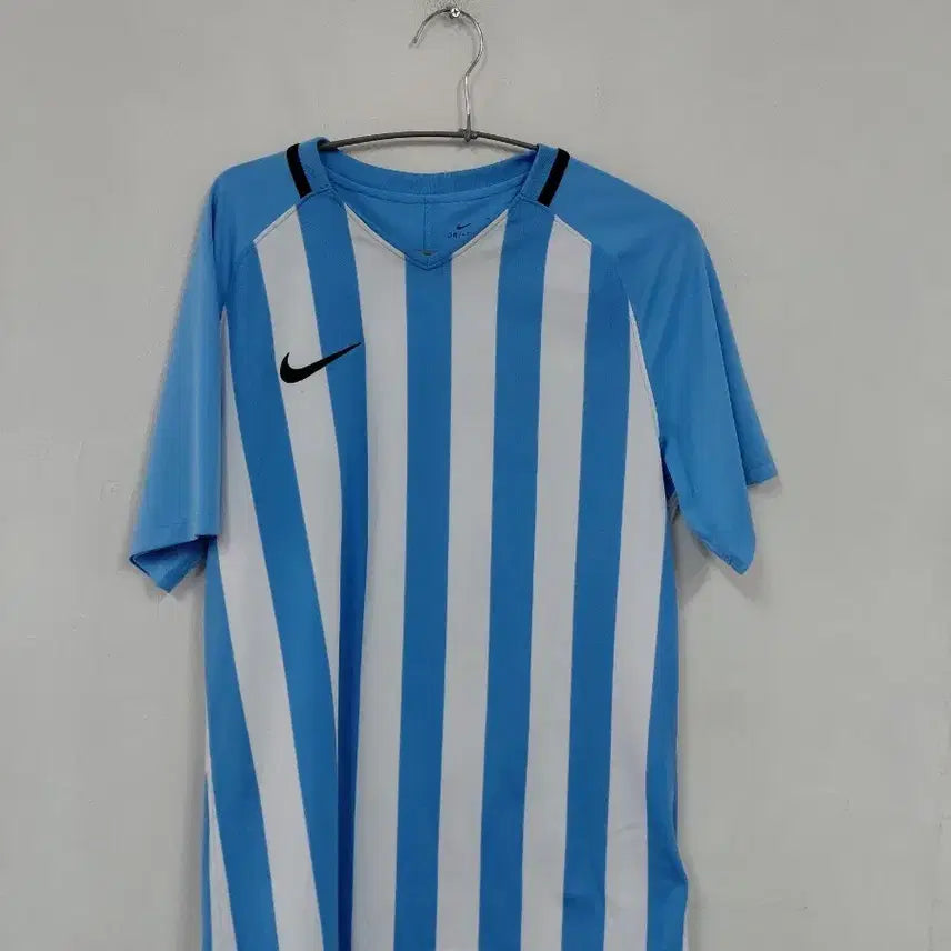 [BUNJANG] Nike Striped Soccer Jersey Size 95 / 나이키 축구 유니폼 하늘색/흰색 세로 줄무늬 95