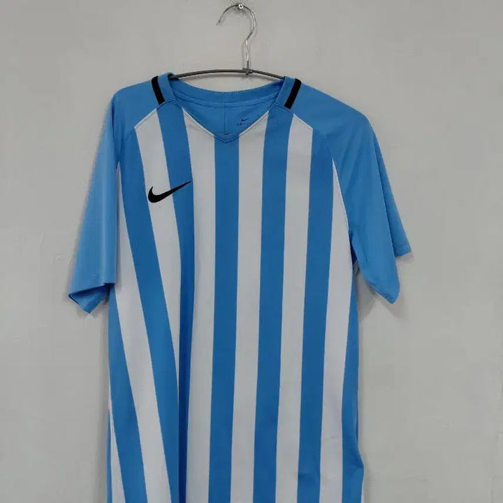 [BUNJANG] Nike Striped Soccer Jersey Size 95 / 나이키 축구 유니폼 하늘색/흰색 세로 줄무늬 95
