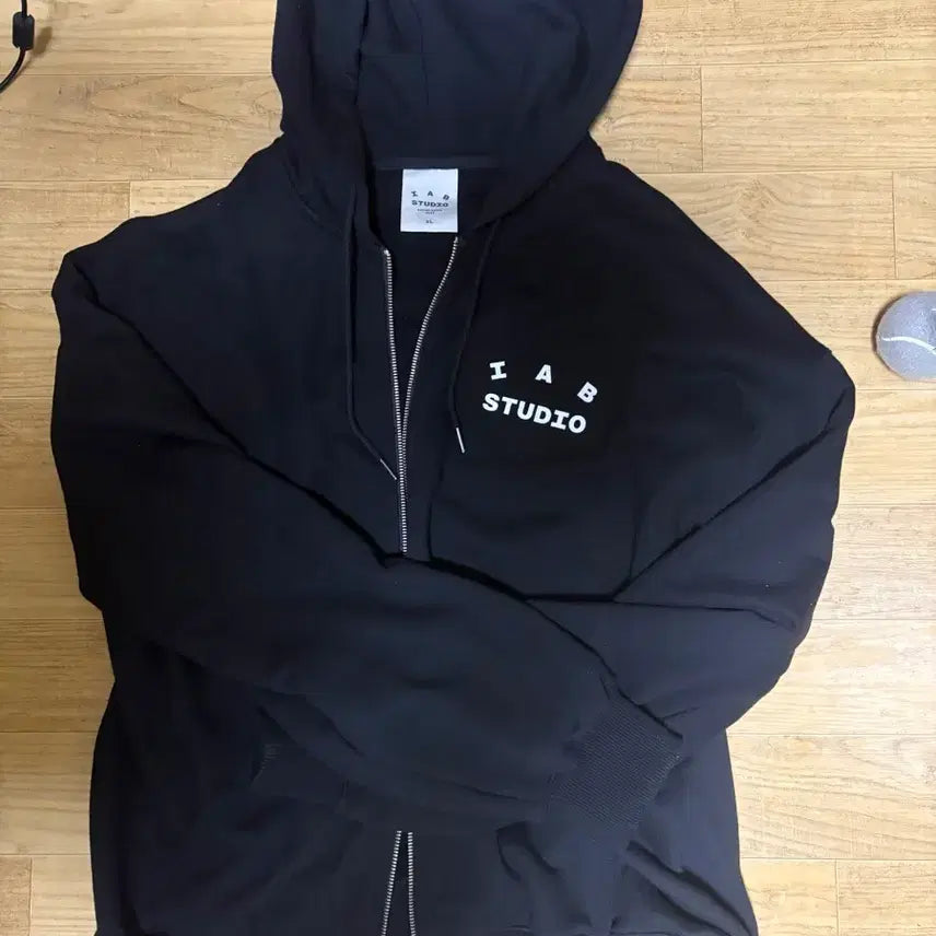 [BUNJANG] IAB Studio Zip-Up Hoodie Black / 아이앱 스튜디오 후드 집업 블랙
