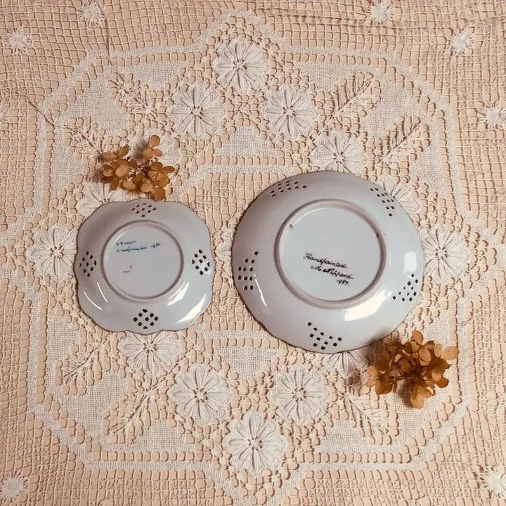 [BUNJANG] Antique Handmade Flower Punching Decorative Plate / 앤틱 빈티지 핸드메이드 플라워 펀칭 장식접시