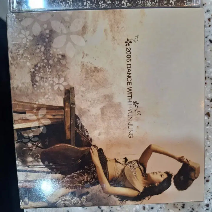 [BUNJANG] Hyun Jung 2006 Dance With Autographed CD / 현정 2006 DANCE WITH 싸인 CD