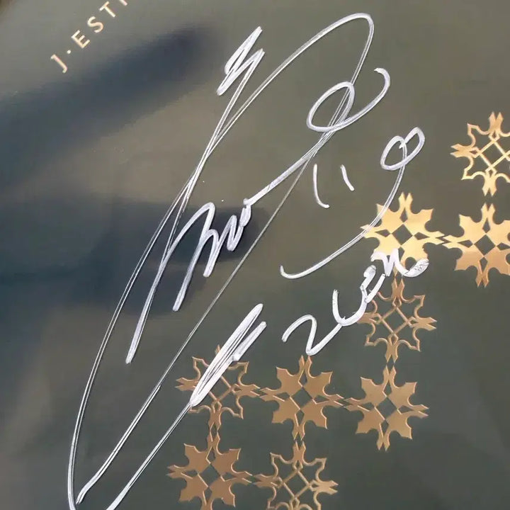 [BUNJANG] IU J.ESTINA Autographed Fan / 아이유 제이에스티나 친필사인 부채