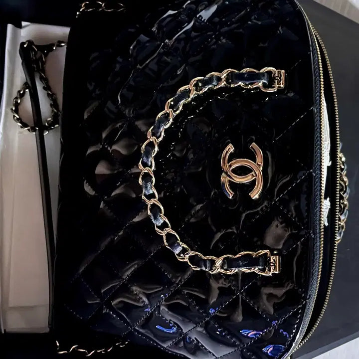 [BUNJANG] Chanel Lambskin Quilted Tote Bag Black Medium / 샤넬 램스킨 퀼팅 토트백 마지막가격
