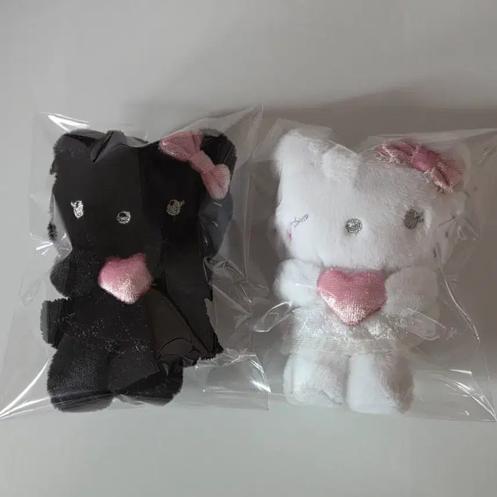 [BUNJANG] FillyMillly x Hello Kitty Angel &amp; Devil Plush Keychain Mascot Bundle Set / (2개 일괄) 필리밀리 X 헬로키티 천사와 악마 봉제 인형 키링 마스코트
