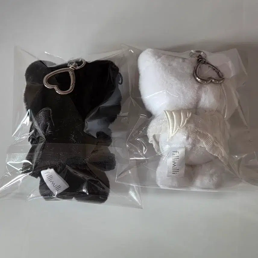 [BUNJANG] FillyMillly x Hello Kitty Angel &amp; Devil Plush Keychain Mascot Bundle Set / (2개 일괄) 필리밀리 X 헬로키티 천사와 악마 봉제 인형 키링 마스코트