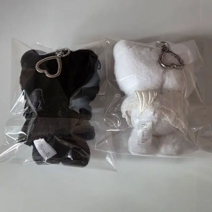 [BUNJANG] FillyMillly x Hello Kitty Angel &amp; Devil Plush Keychain Mascot Bundle Set / (2개 일괄) 필리밀리 X 헬로키티 천사와 악마 봉제 인형 키링 마스코트