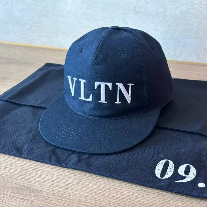 [BUNJANG] Valentino Embroidered Logo Cap / [58] 발렌티노 자수로고 볼캡 QY2H0A08KQY / 발렌티노 모자
