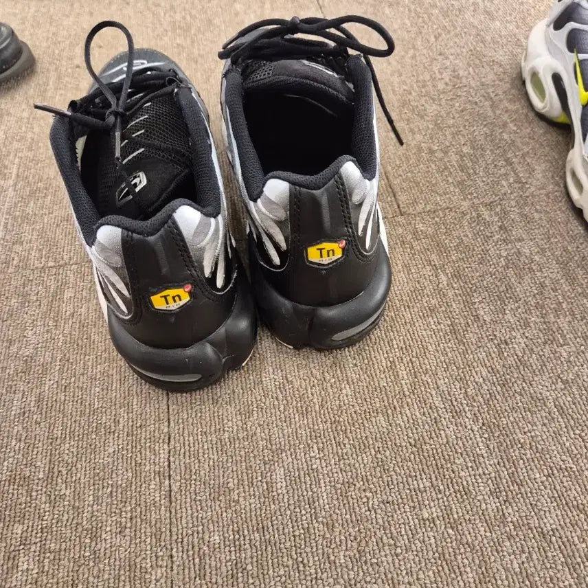 [BUNJANG] Nike Air Max Plus Black Metallic Silver 275 / 나이키 에어맥스 플러스 블랙 메탈릭 실버 275