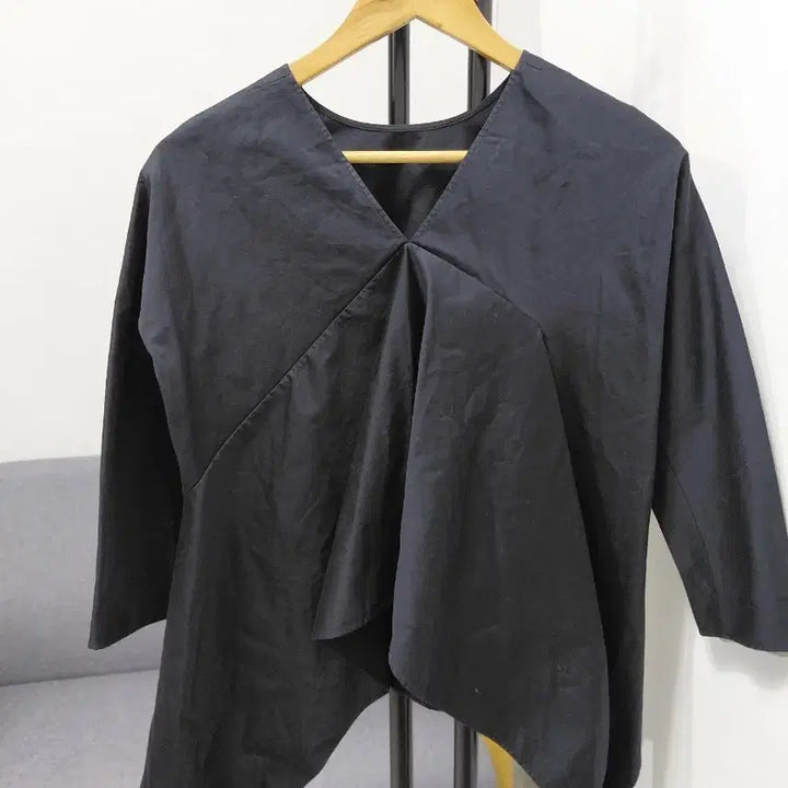 [BUNJANG] COS Black V-Neck Asymmetrical Hemline Shirt / cos 블랙 브이넥 비대칭 헴라인 셔츠