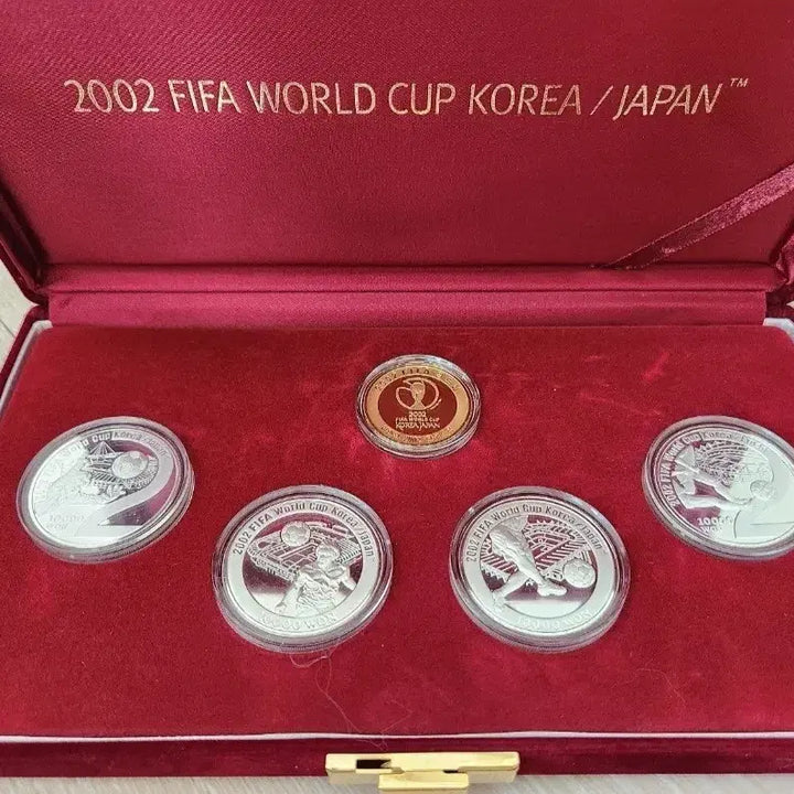 [BUNJANG] 2002 FIFA Korea-Japan World Cup Commemorative Coin Set (4-Coin) / 2002 FIFA 한일 월드컵 기념 주화 4종 세트