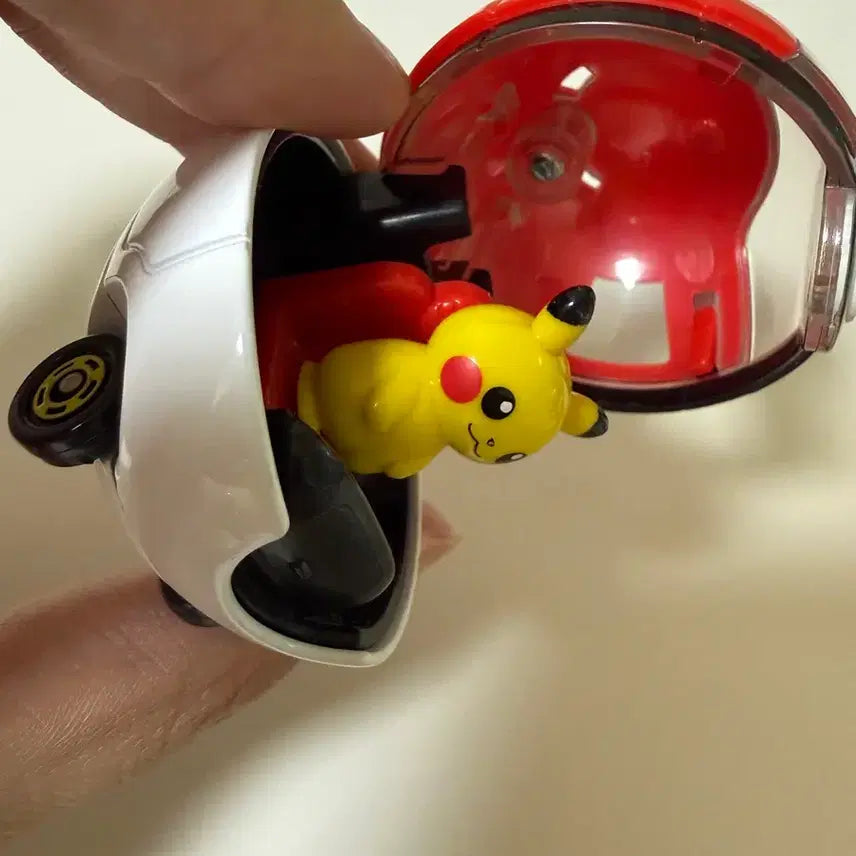[BUNJANG] Pikachu Toy Figure with Poké Ball / 피카츄 장난감 피규어/ 포켓몬볼 피규어
