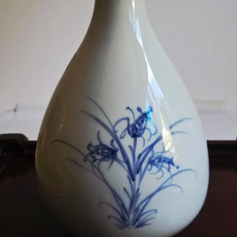 [BUNJANG] Songhyun Pottery Celadon Porcelain Orchid Chrysanthemum Motif Vase / 명품] 송현도예 청화백자 난국문양 고품격 주병입니다