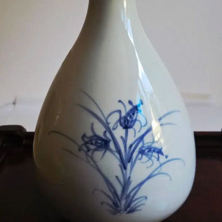 [BUNJANG] Songhyun Pottery Celadon Porcelain Orchid Chrysanthemum Motif Vase / 명품] 송현도예 청화백자 난국문양 고품격 주병입니다