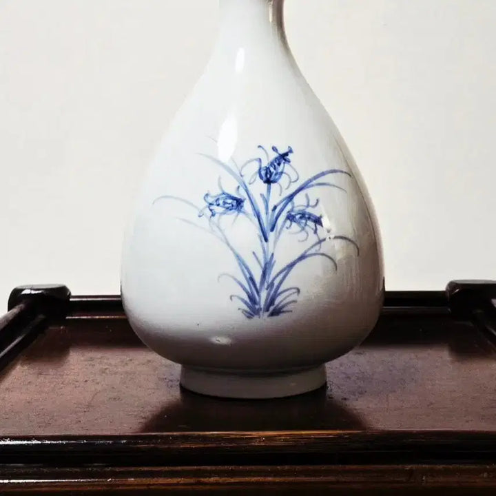 [BUNJANG] Songhyun Pottery Celadon Porcelain Orchid Chrysanthemum Motif Vase / 명품] 송현도예 청화백자 난국문양 고품격 주병입니다