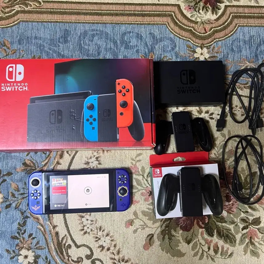 [BUNJANG] Nintendo Switch (Battery-Improved Edition) with Zelda Skyward Sword Joy-Cons (Charger Cable Included) / 닌텐도스위치 배터리개선판(젤다조이콘)충전기 및 스트랩제외