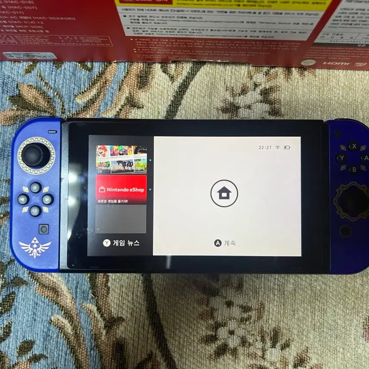 [BUNJANG] Nintendo Switch (Battery-Improved Edition) with Zelda Skyward Sword Joy-Cons (Charger Cable Included) / 닌텐도스위치 배터리개선판(젤다조이콘)충전기 및 스트랩제외