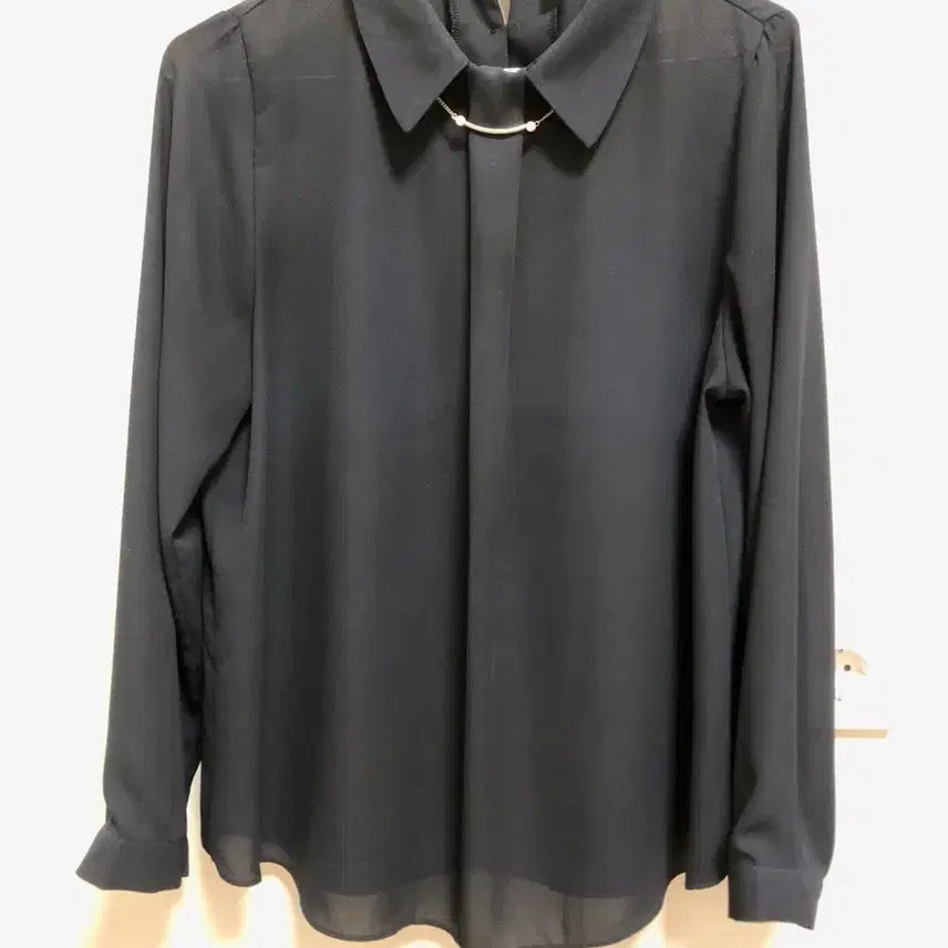 [BUNJANG] Necklace Embellished Blouse / 네크리스 장식 블라우스 팝니다.