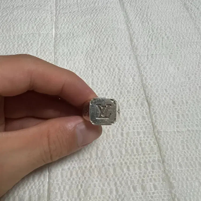 [BUNJANG] Louis Vuitton Monogram Signet Ring Silver / 루이비통 모노그램 시그넷 반지 실버 M