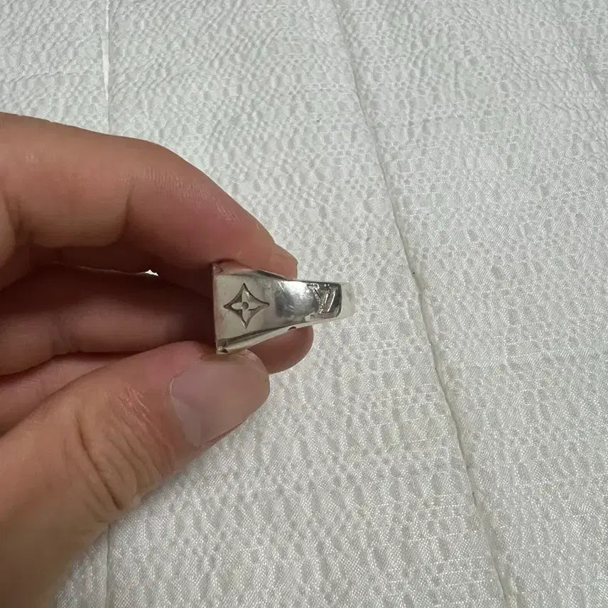 [BUNJANG] Louis Vuitton Monogram Signet Ring Silver / 루이비통 모노그램 시그넷 반지 실버 M