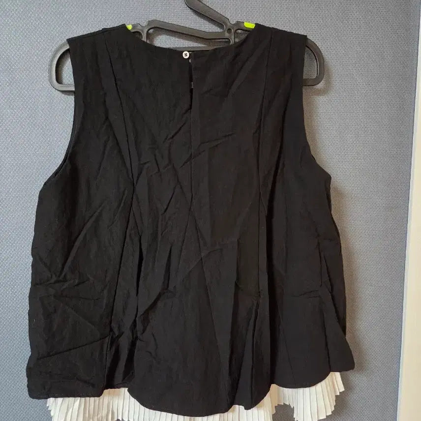 [BUNJANG] Sleeveless Frill Blouse - Black / 블랙 민소매 프릴 블라우스