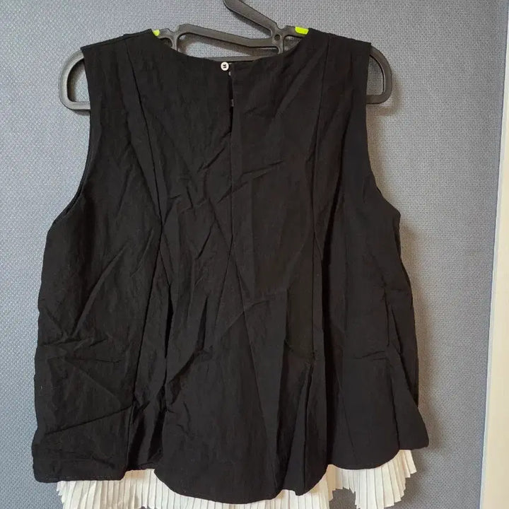 [BUNJANG] Sleeveless Frill Blouse - Black / 블랙 민소매 프릴 블라우스
