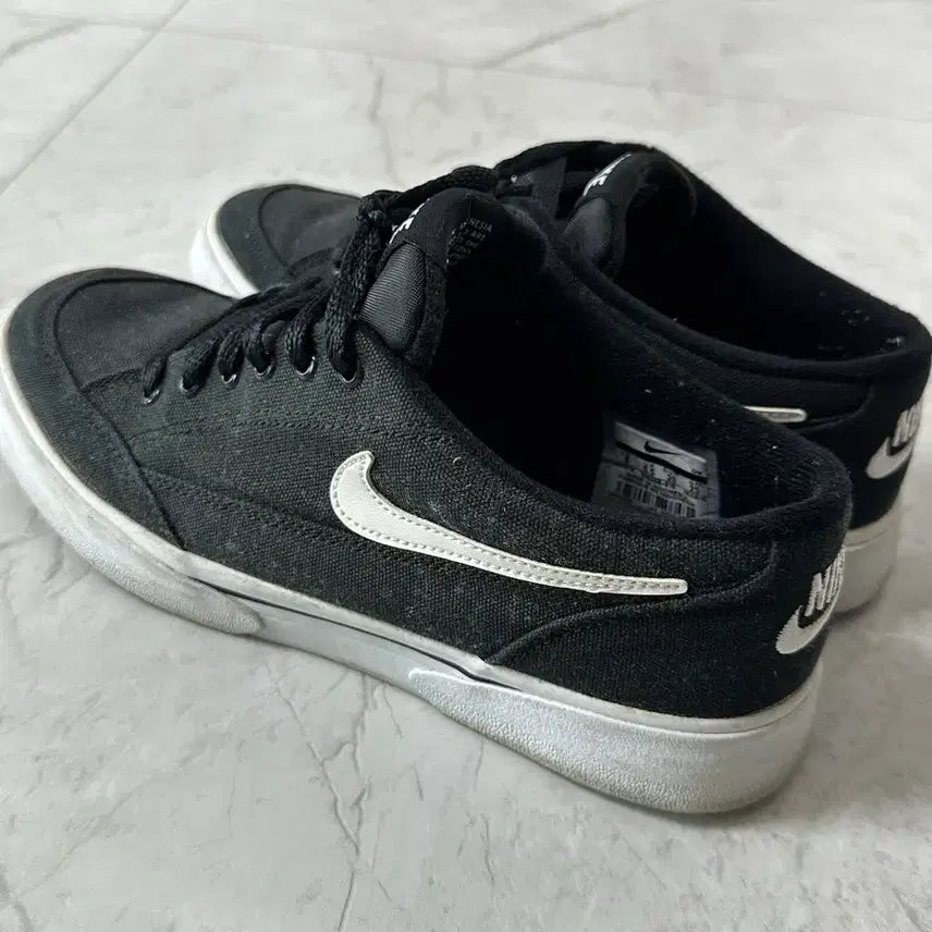 [BUNJANG] Nike Black White Swoosh Sneakers / 나이키 운동화 검정색 흰색 스우시