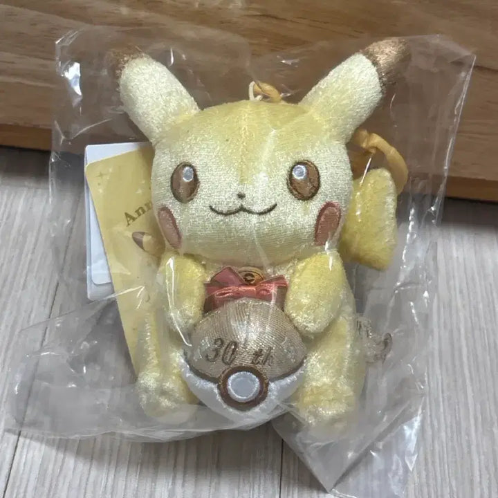 [BUNJANG] Sealed Pokemon Pikachu 30th Anniversary Keychain (China) / 미개봉) 중포센 포켓몬스터 피카츄 30주년 기념 키링 인형 누이
