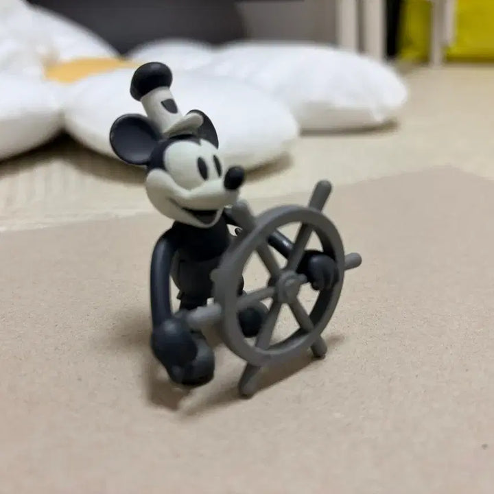 [BUNJANG] Disney Steamboat Willie Mickey Mouse Captain Figure (Monochrome) / 증기선윌리 미키마우스 선장 피규어 (흑백)