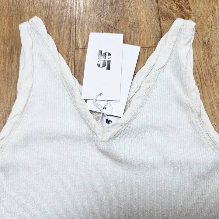 [BUNJANG] LE V-Neck Sleeveless Top / 르(LE) V넥 슬리브리스 탑 55-66 새상품