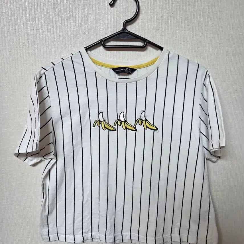 [BUNJANG] The Dayz Striped Banana Print Short Sleeve T-Shirt / 더데이걸즈 줄무늬 바나나 프린팅 반팔 티셔츠 160