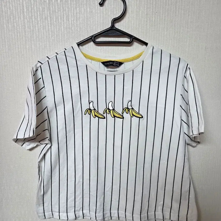 [BUNJANG] The Dayz Striped Banana Print Short Sleeve T-Shirt / 더데이걸즈 줄무늬 바나나 프린팅 반팔 티셔츠 160