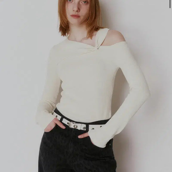 [BUNJANG] RAVE Twist Cut-out Knit Ivory / 레이브 Twist Cut-out Knit 아이보리